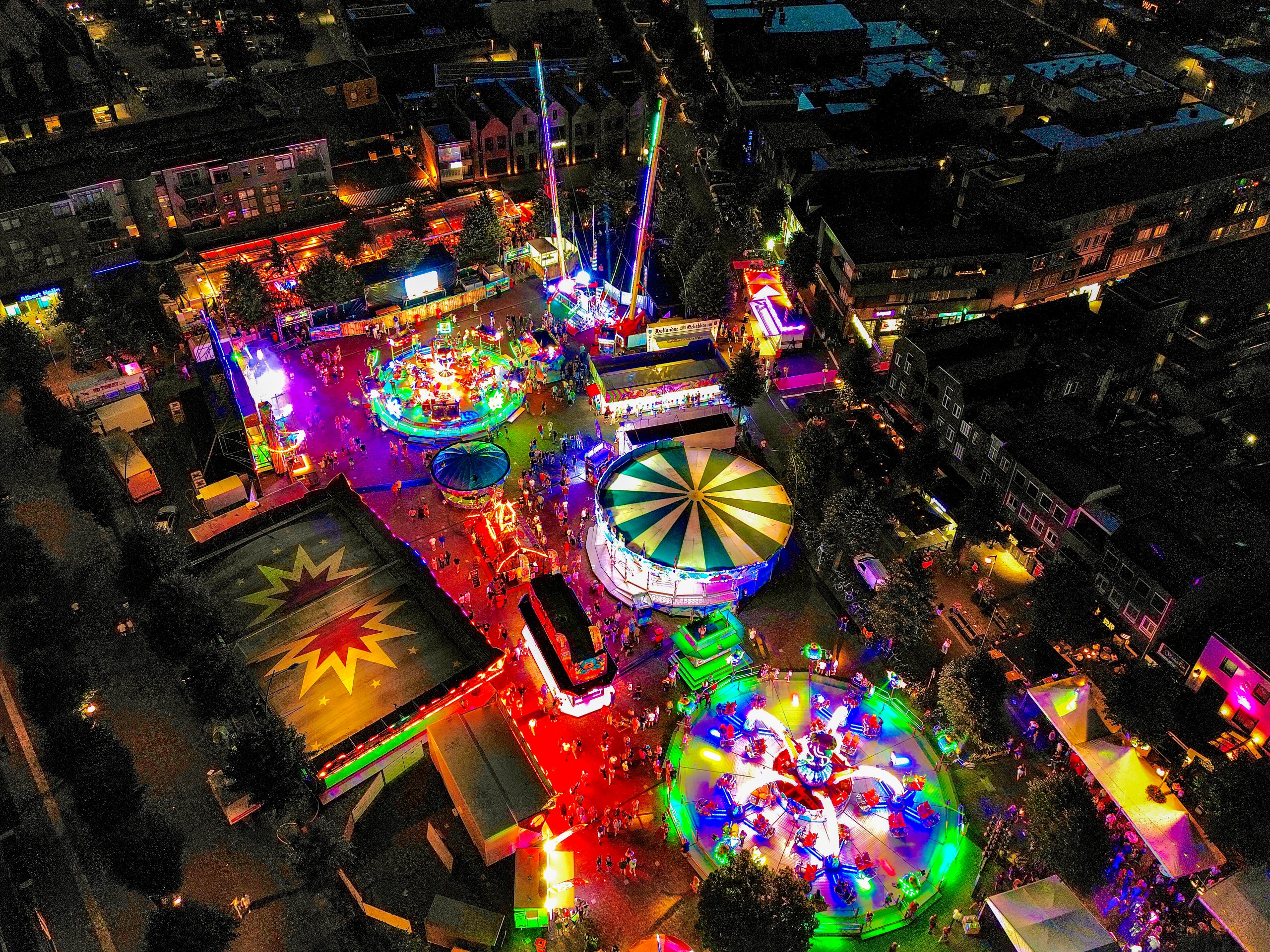 Kermis uden vanaf de lucht genomen in de avond