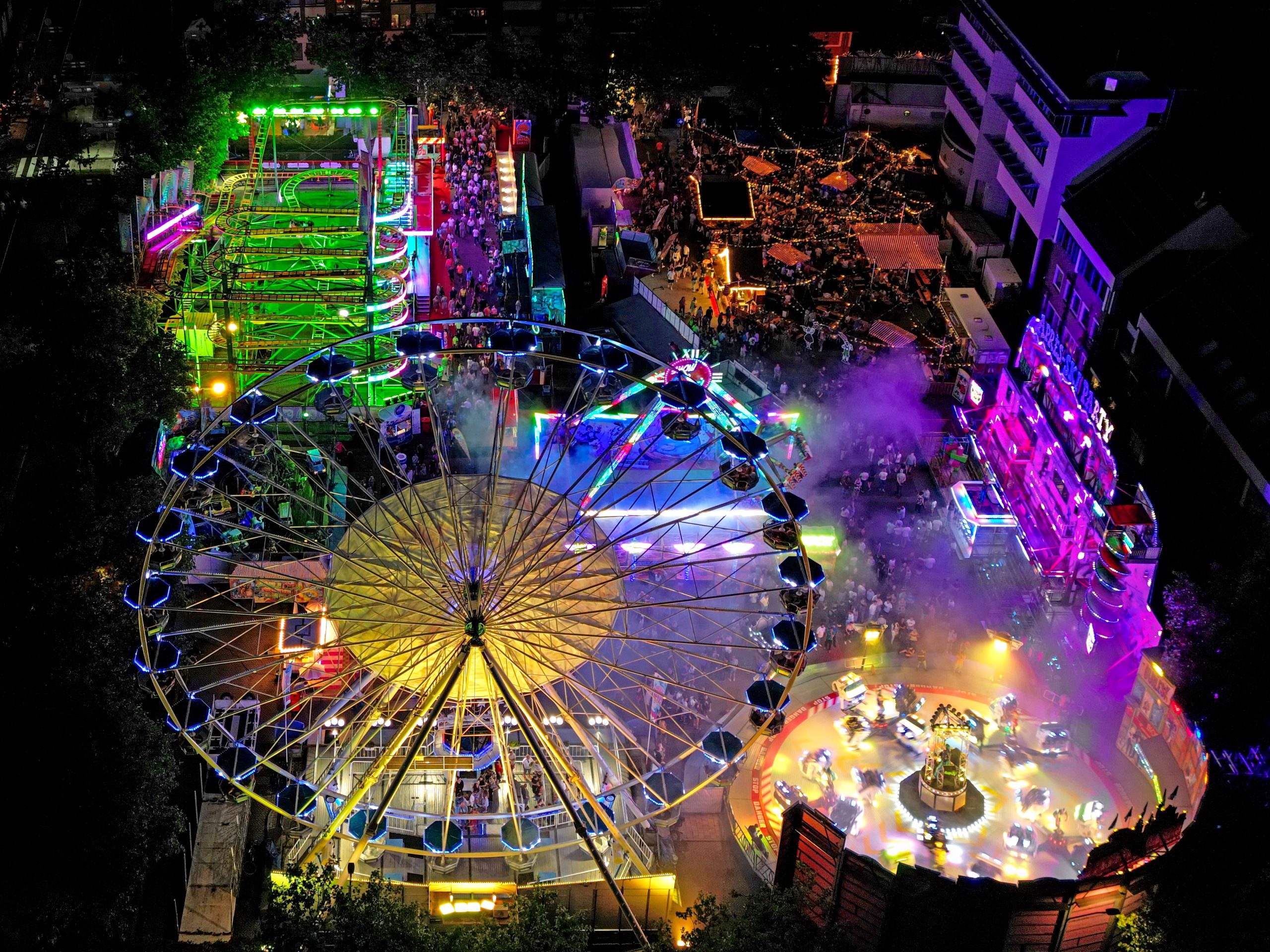Kermis Uden in de avond vanuit hoog in de lucht