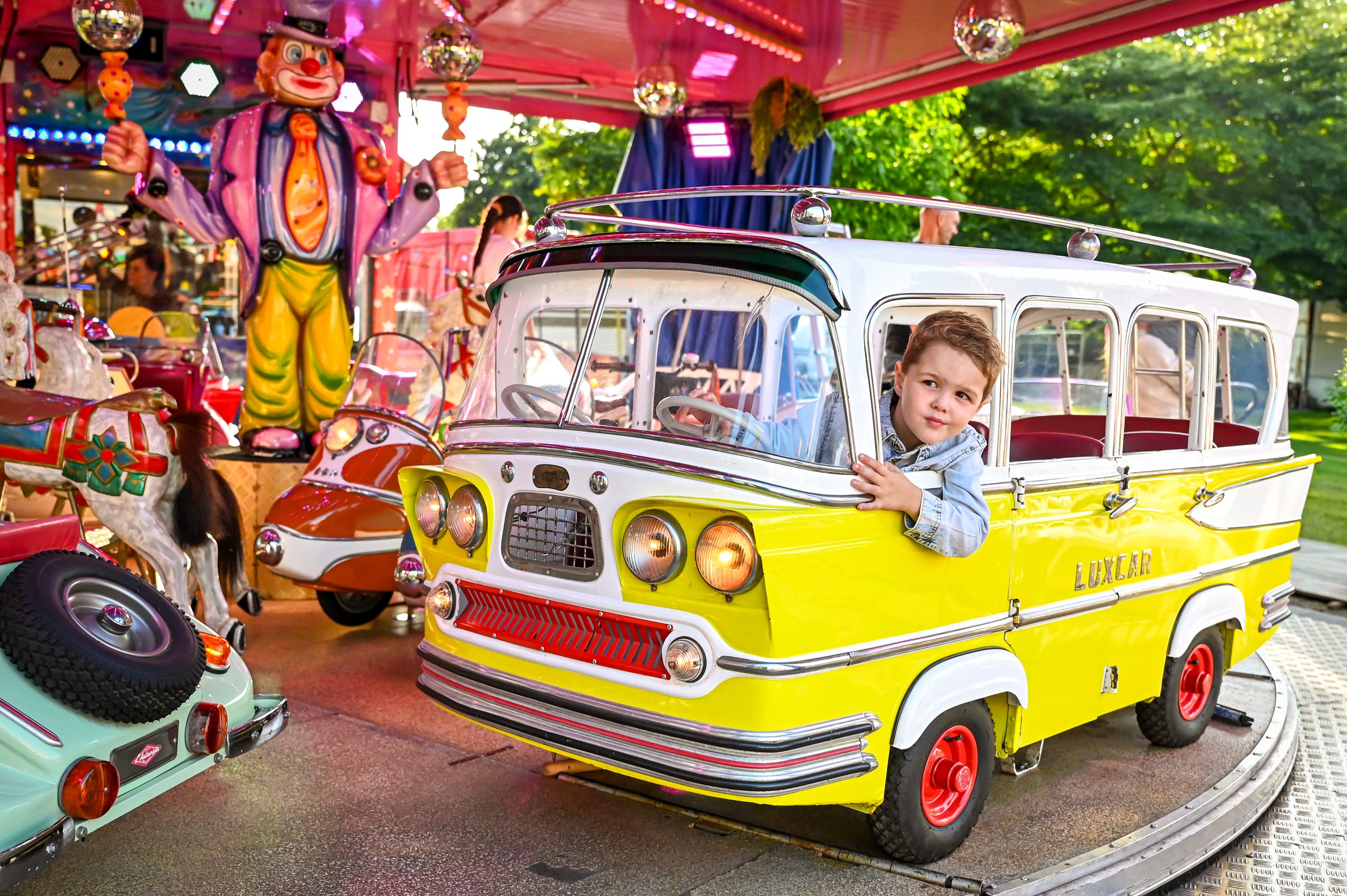 Kind in carrousel attractie bus