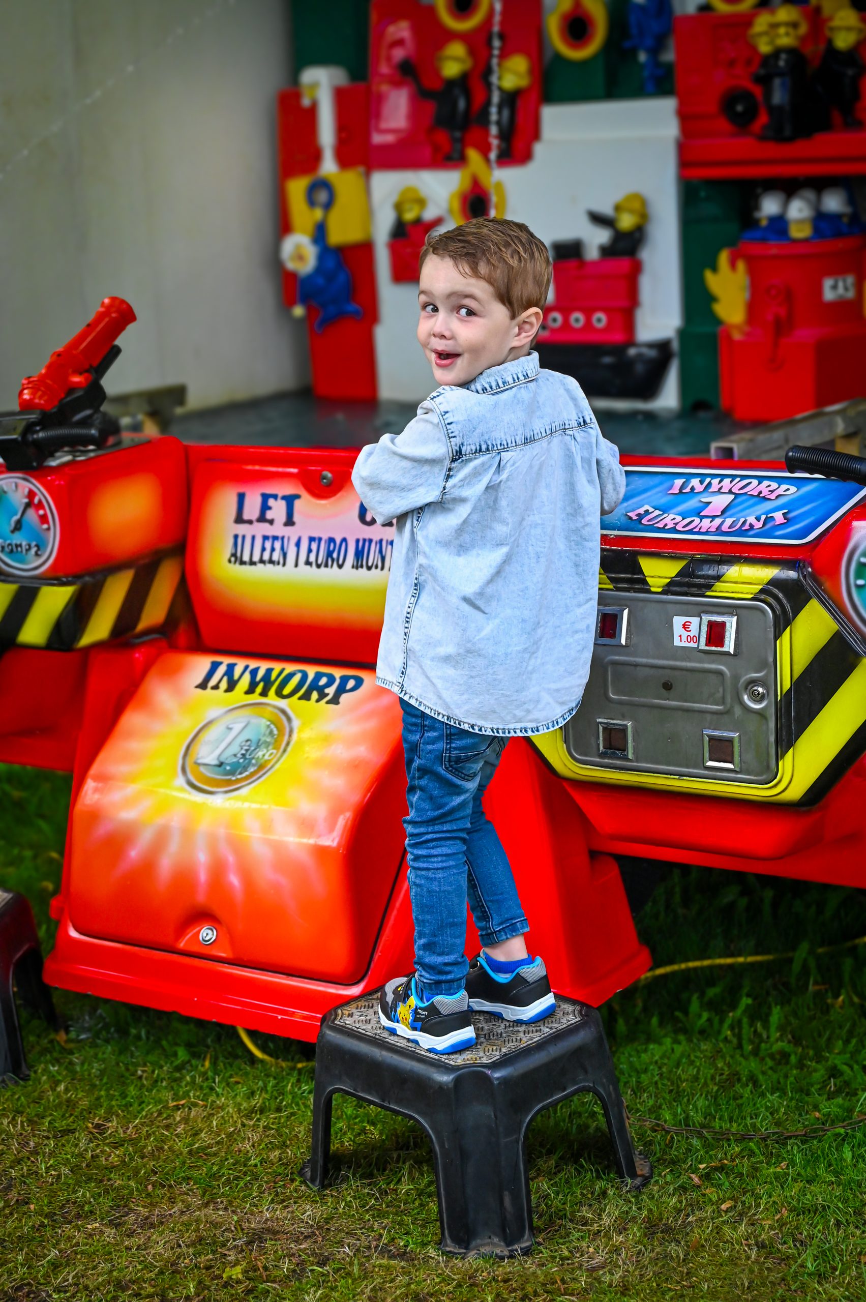 Kind met waterpistool attractie