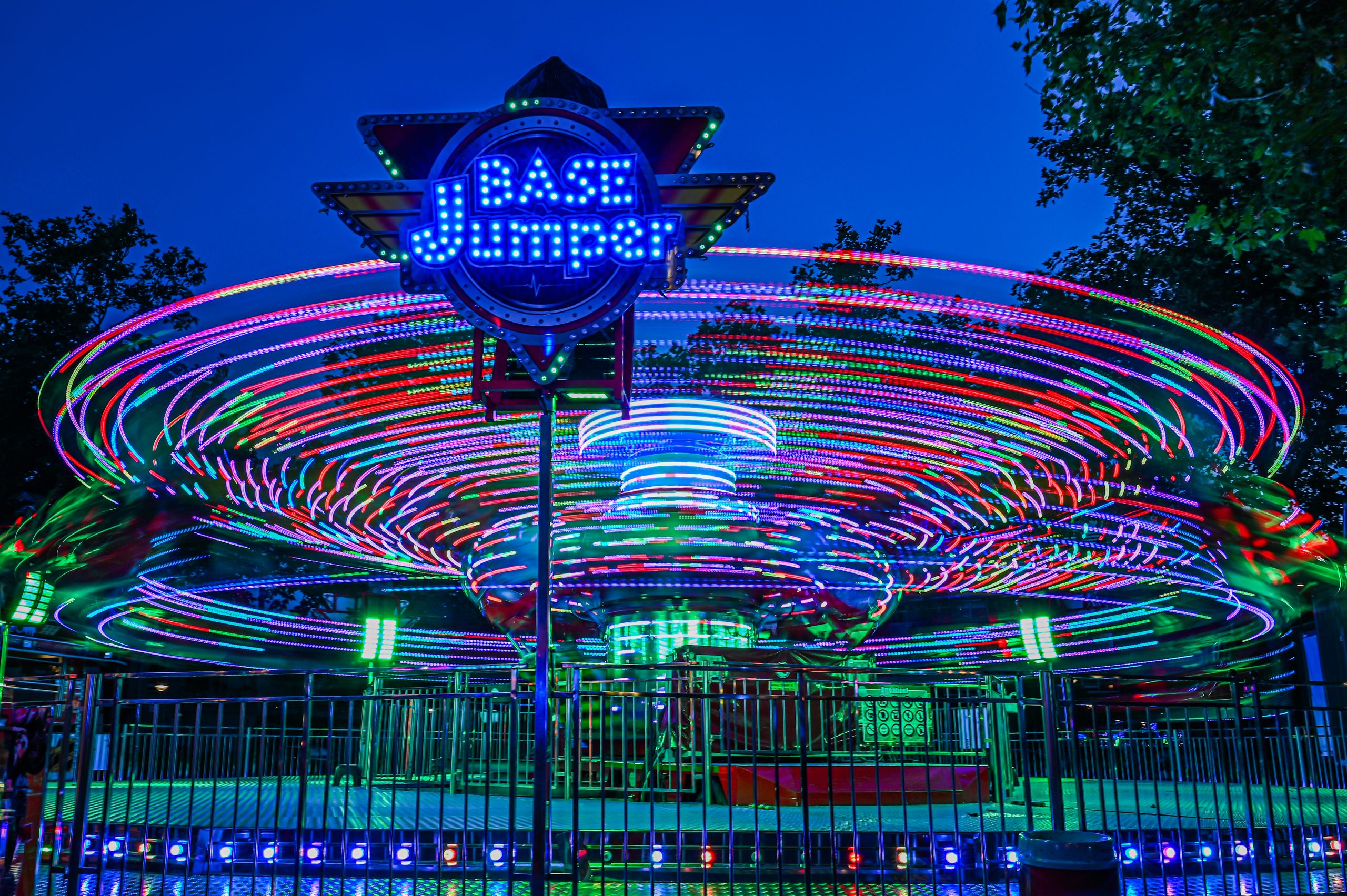 Basejumper attractie neon vaag