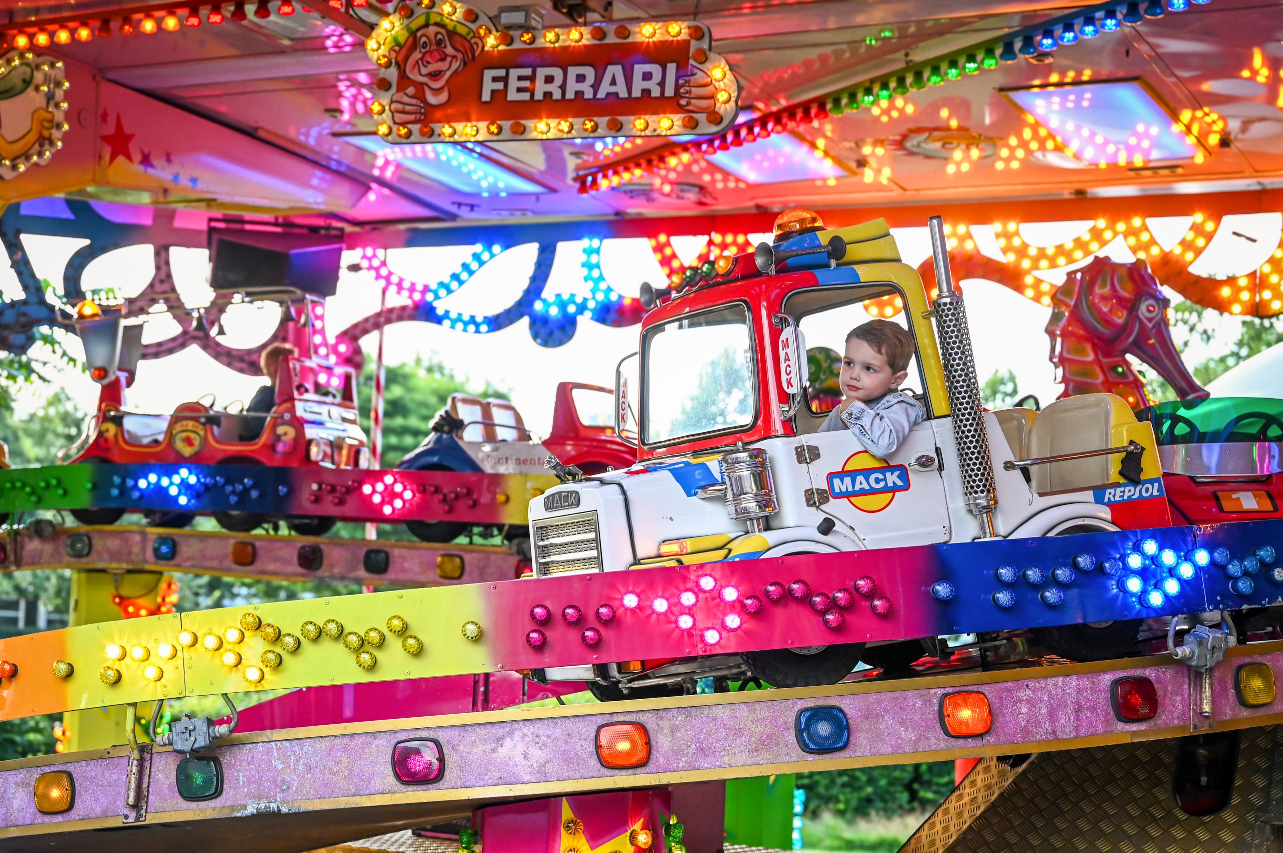 Kinderattractie met kind in auto truck