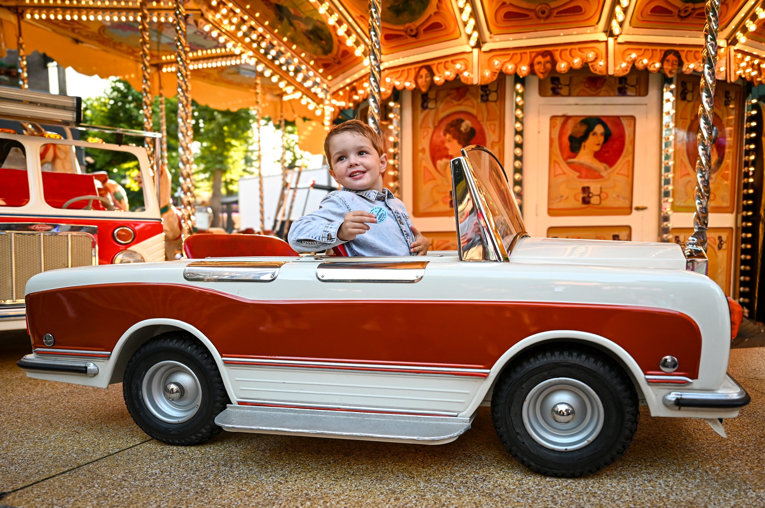 Kind in carrousel attractie auto