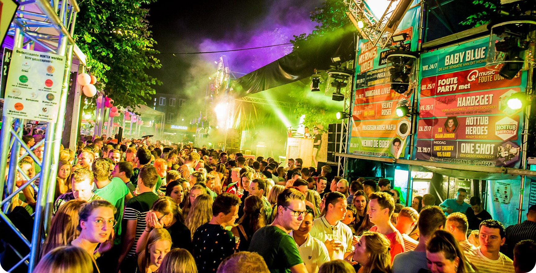 Hauptbühne Messegelände Uden mit vielen Besuchern