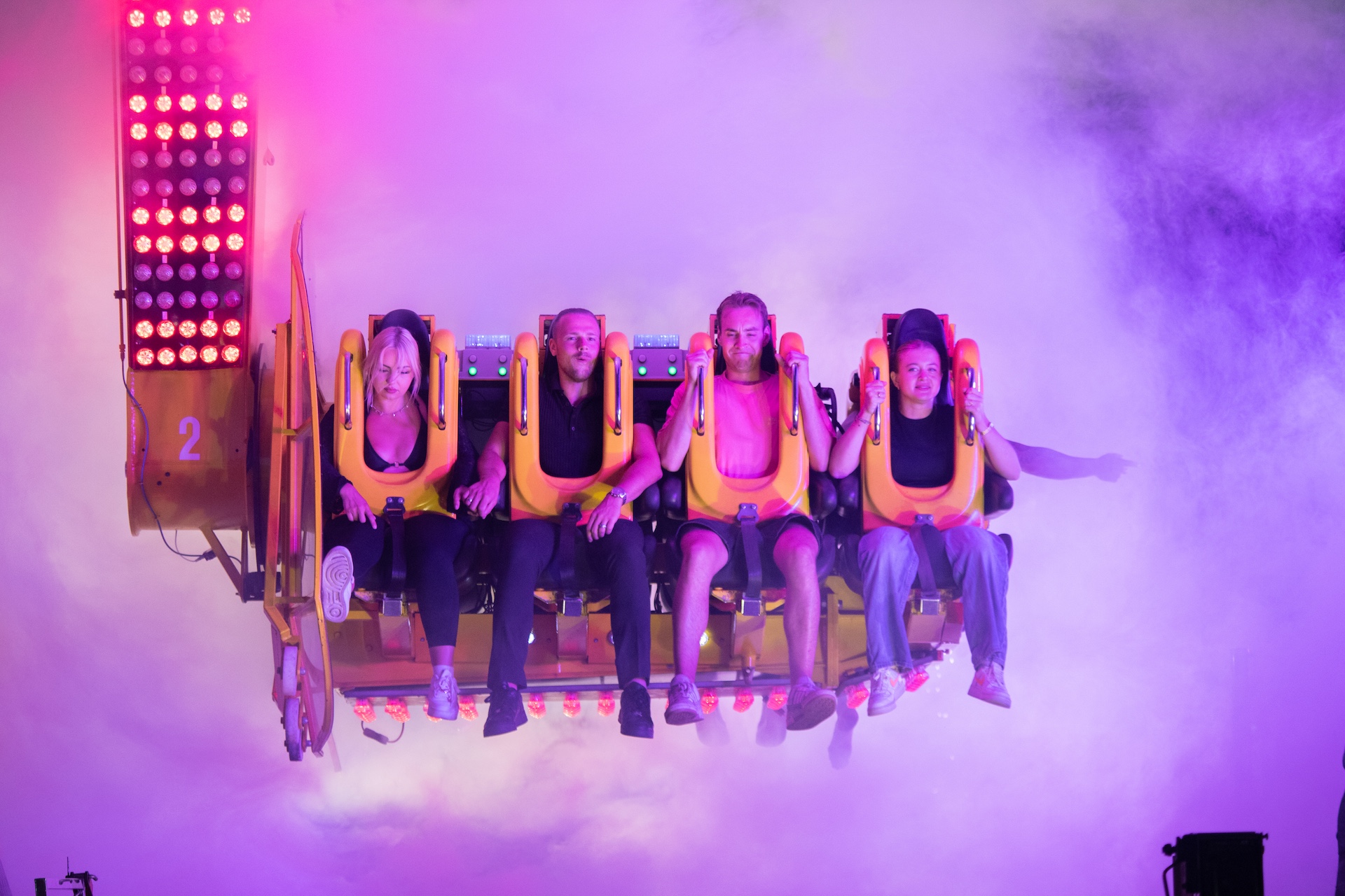 Kinderen wachten op attractie boven grond