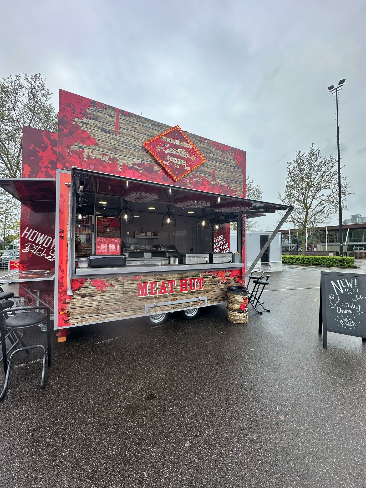 Meat hut stand met hout en rode kleuren