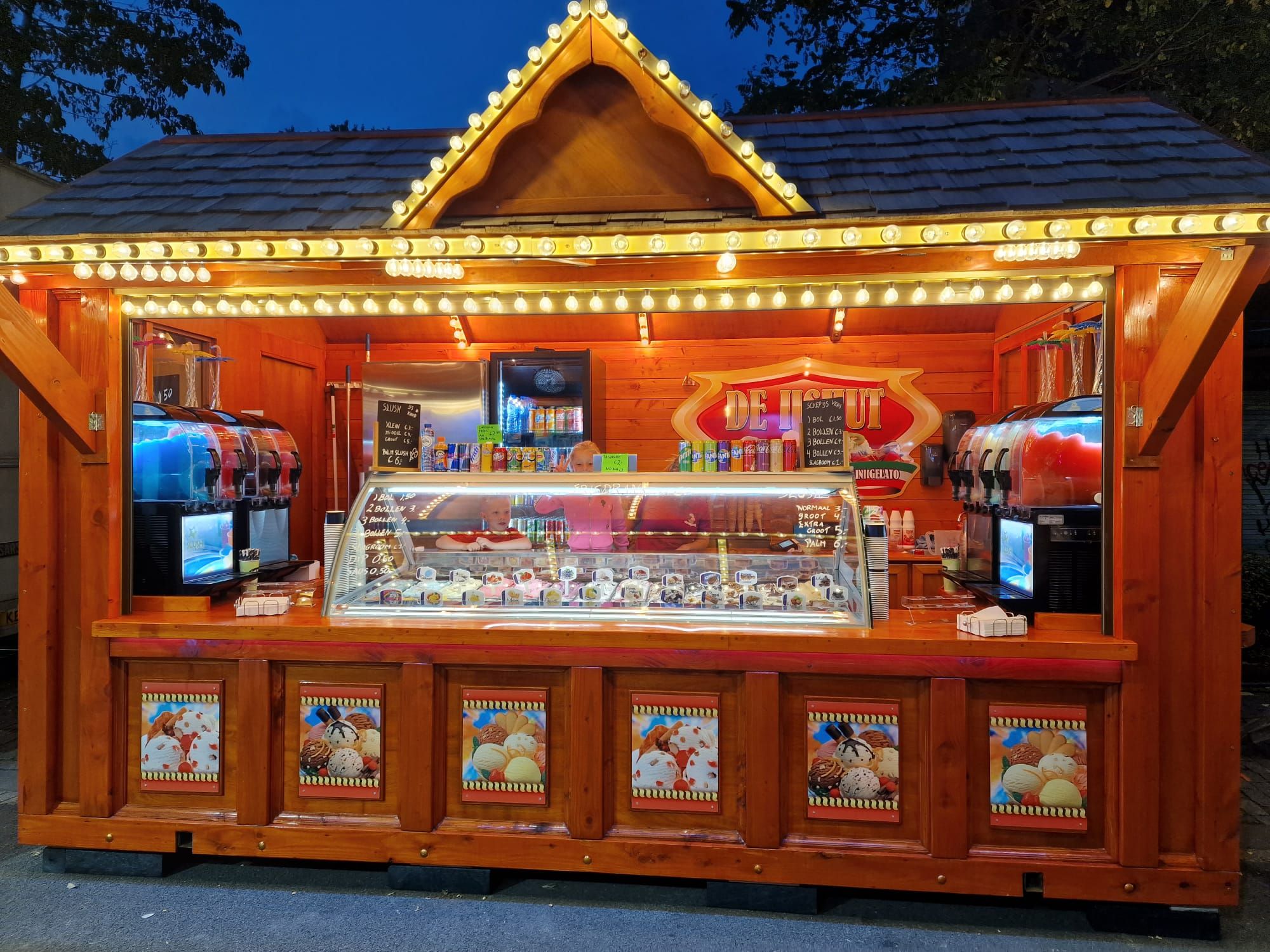 Ijsverkoop houten hut