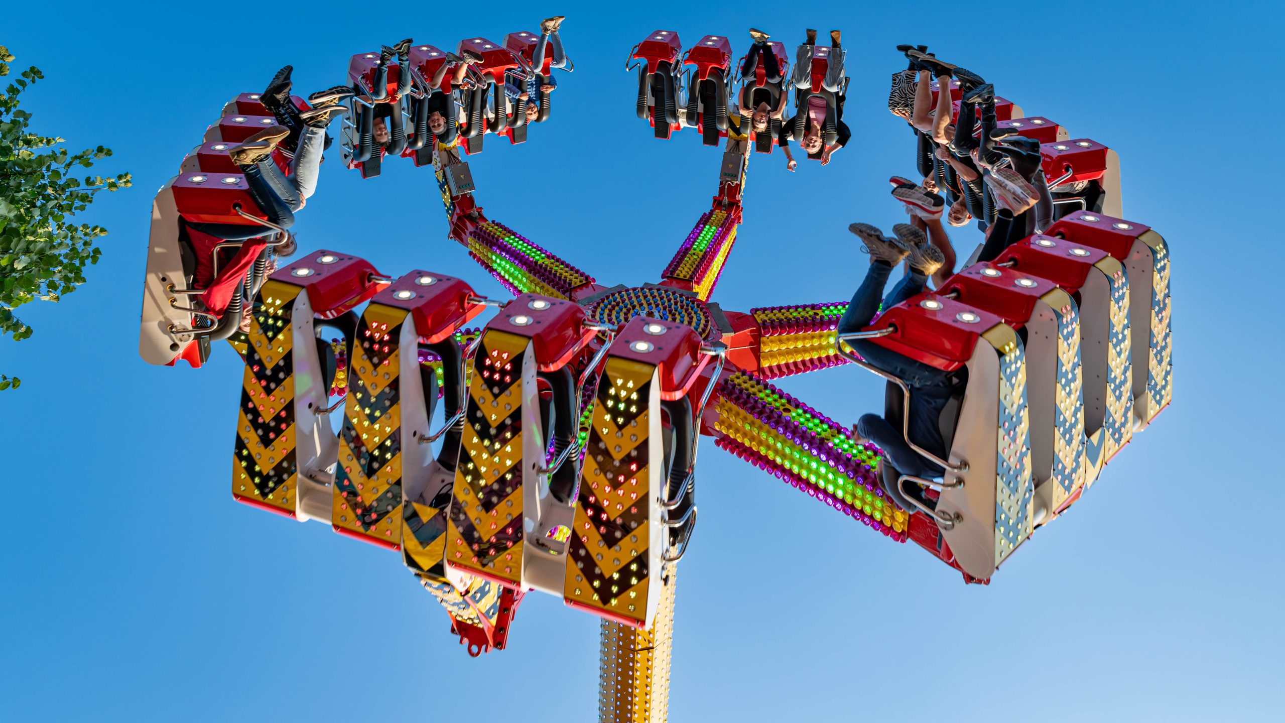 Attraktion von unten aufgenommen mit Himmel im Hintergrund