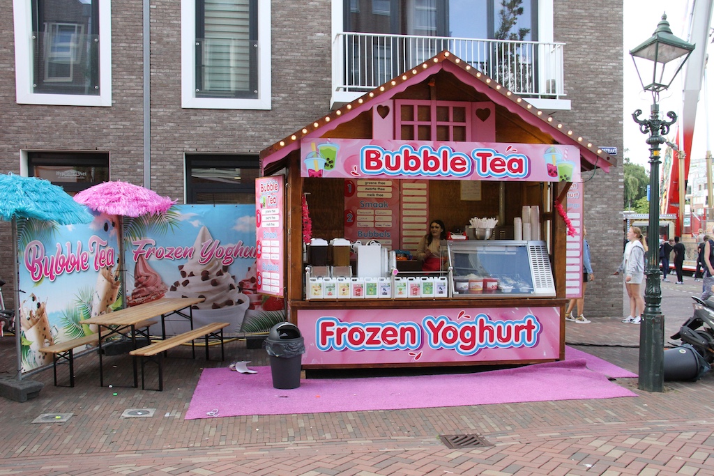Bubble tea stand met roze kleuren