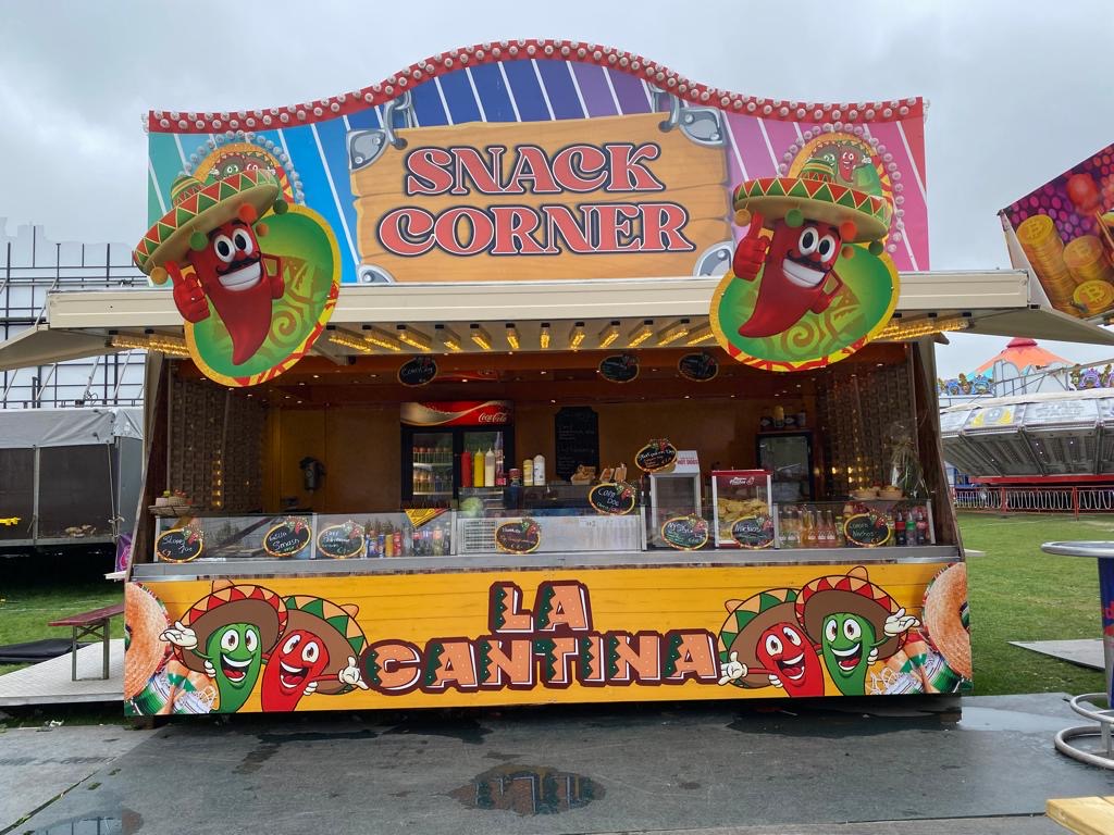 Snack kraam la cantina met mexicaanse pepers als mascotte