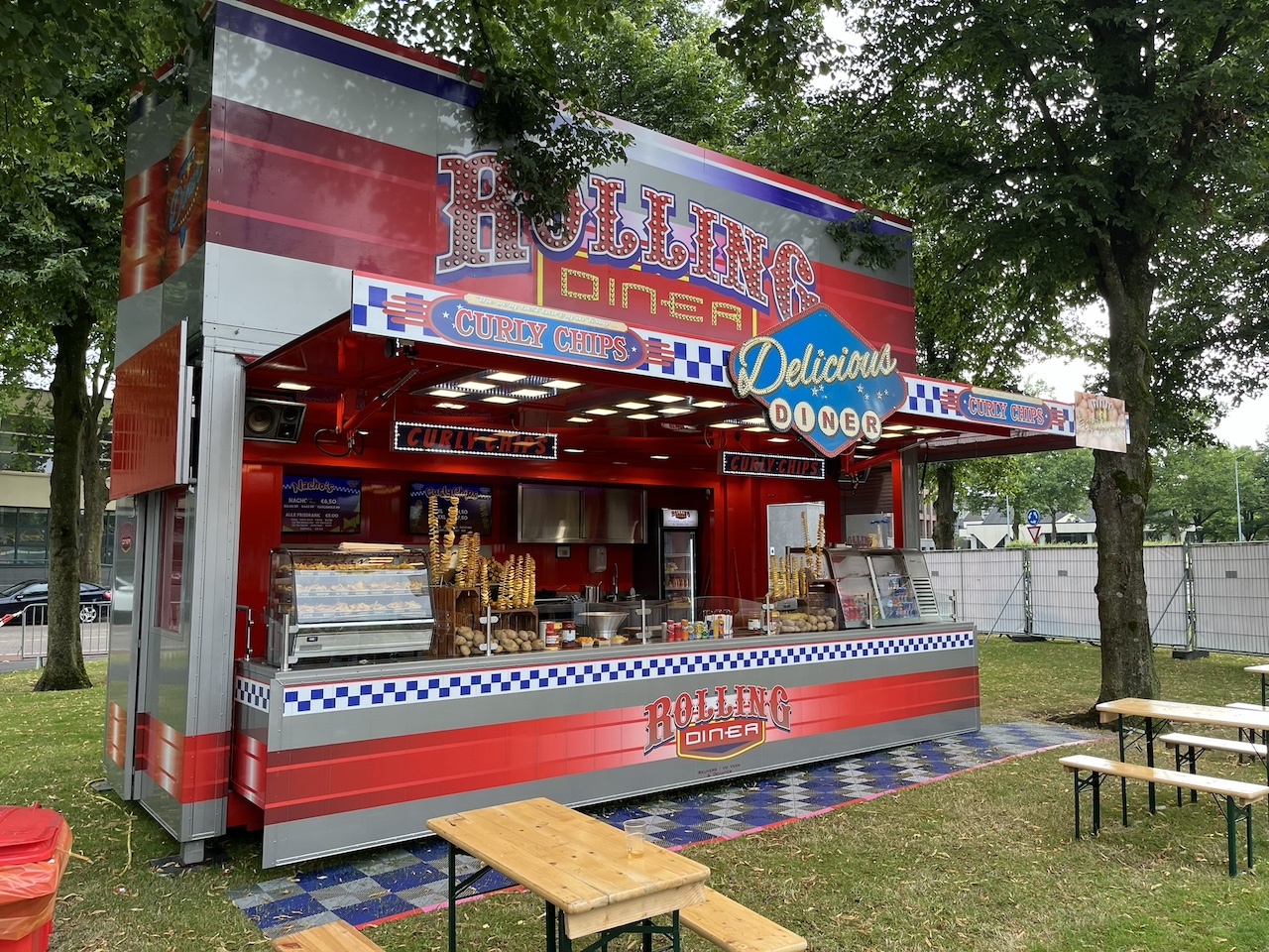 Rolling diner met snacks