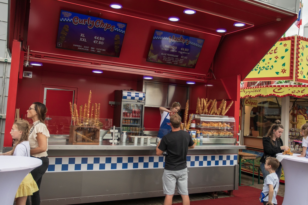 Curly chips stand met producten zichtbaar