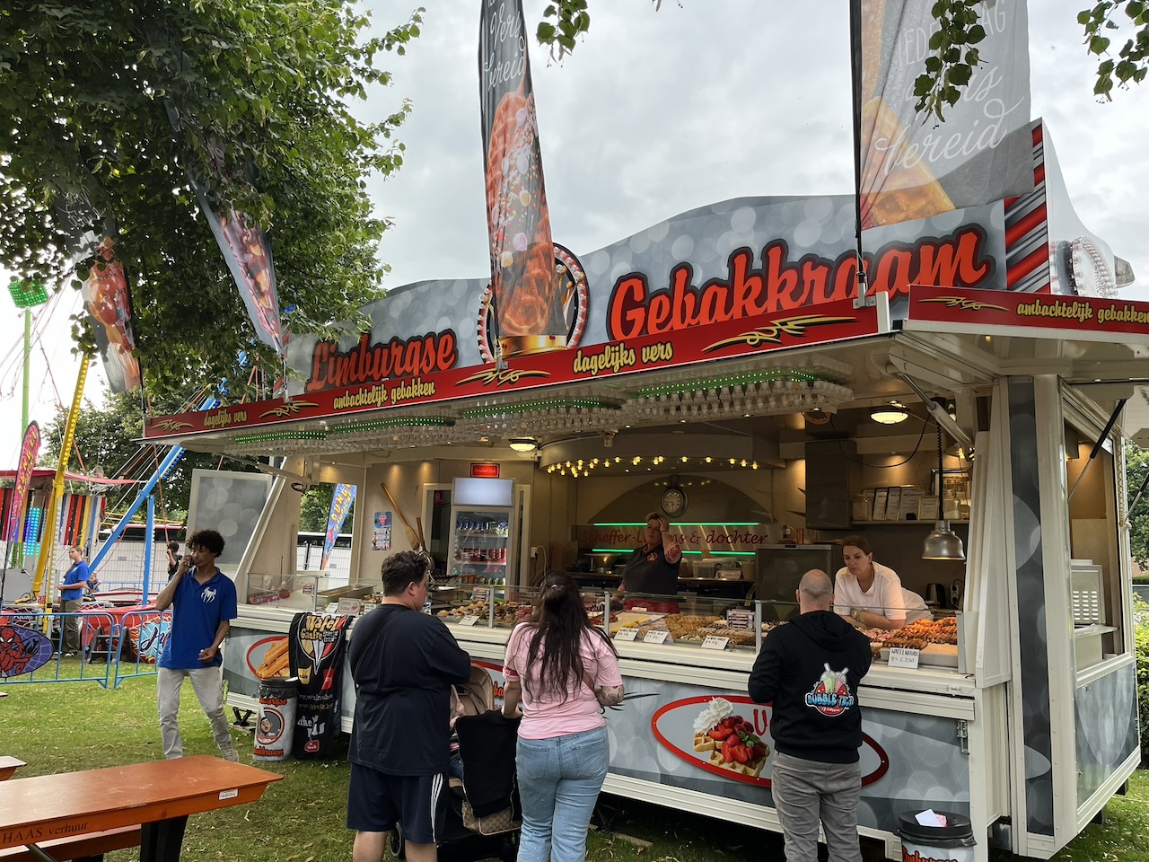 Gebakkraam limburg met bezoekers