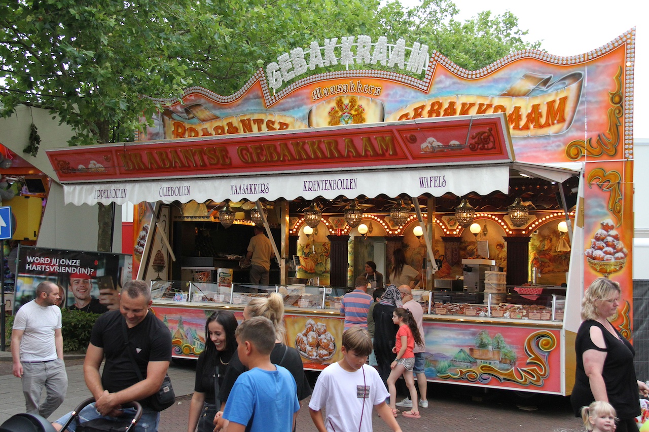Gebakkraam met veel bezoekers