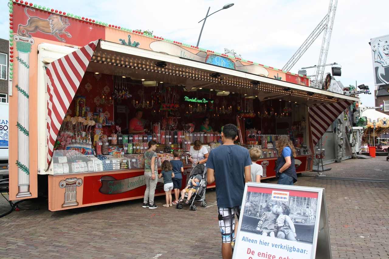 snoepjeskraam met heel veel assortiment snoep en klanten voor de kraam