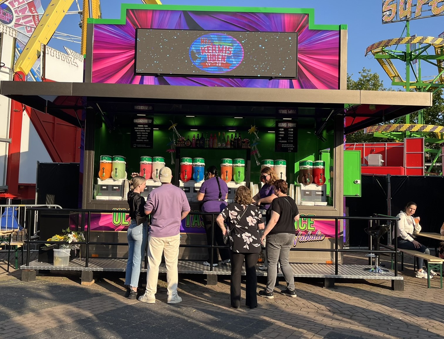 Slush stand waarbij je verschillende smaken slush ziet