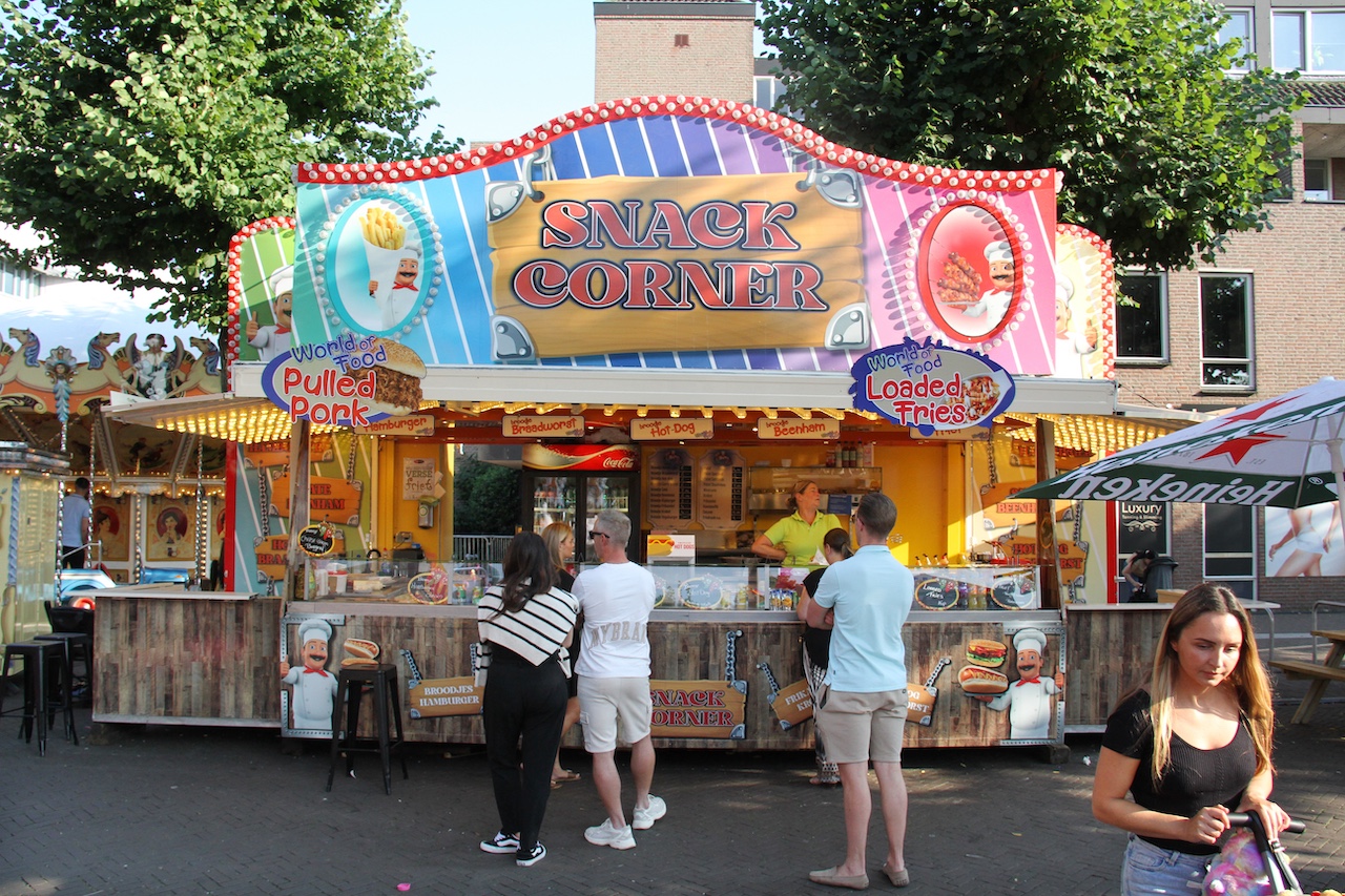 Snack corner waarbij mensen aan het wachten zijn om eten te bestellen