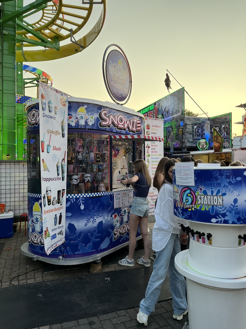 Snowie stand met assortiment op banner