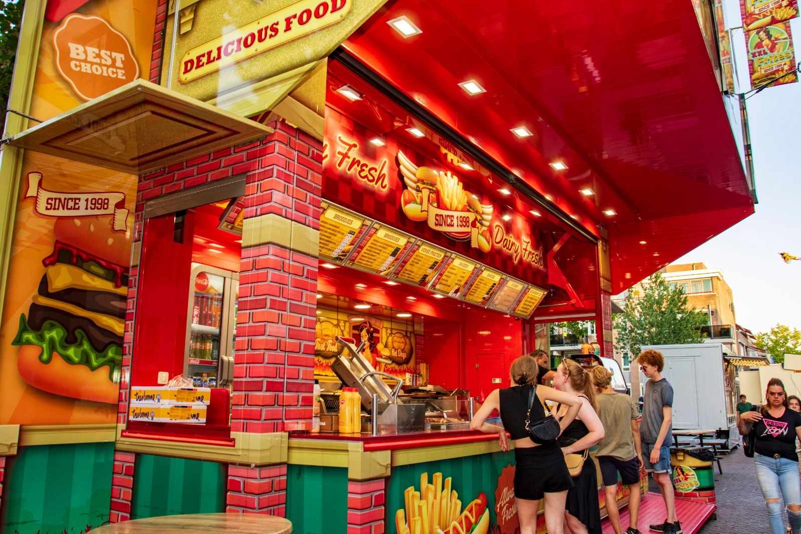 Snackbar stand waar bezoekers in de rij staan