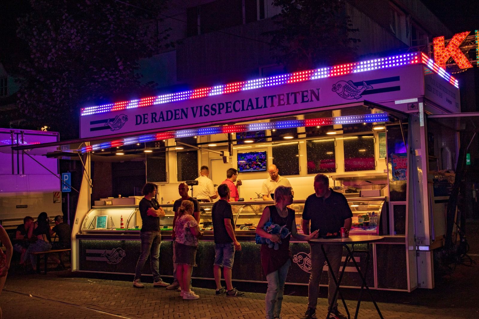 Visverkoop in avond met neon lichten