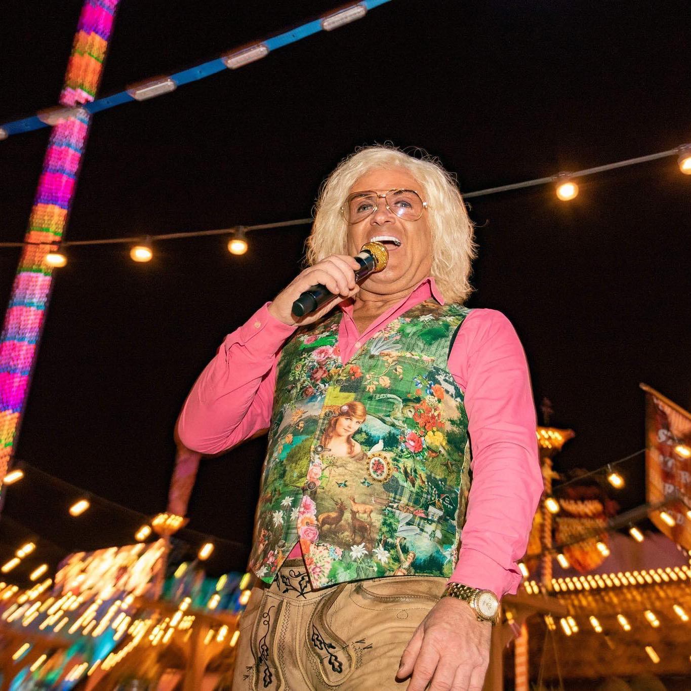 Foto van thorsten live aan het zingen